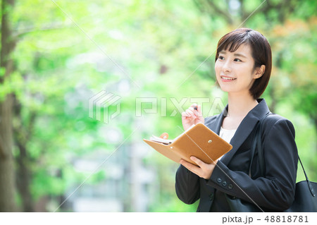 オフィス街 スーツの女性 オフィスレディ OL ビジネス スーツ ポートレート リクルート オフィス街 スーツの女性 オフィスレディ OL ビジネス スーツ ポートレート リクルート 48818781