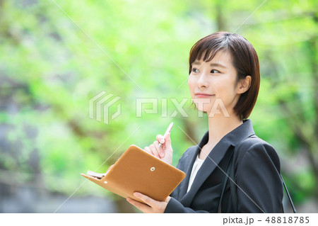 オフィス街 スーツの女性 オフィスレディ OL ビジネス スーツ ポートレート リクルート オフィス街 スーツの女性 オフィスレディ OL ビジネス スーツ ポートレート リクルート 48818785