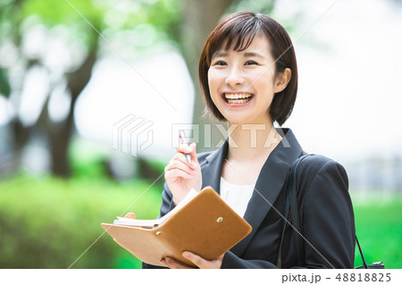 オフィス街 スーツの女性 オフィスレディ OL ビジネス スーツ ポートレート リクルート オフィス街 スーツの女性 オフィスレディ OL ビジネス スーツ ポートレート リクルート 48818825