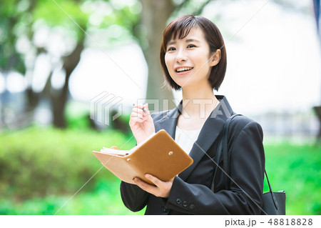 オフィス街　スーツの女性　オフィスレディ　OL　ビジネス　スーツ　ポートレート　リクルート 48818828