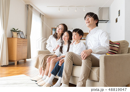 4人家族、親子、仲良し、家族団らん 4人家族、親子、仲良し、家族団らん 48819047