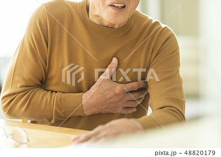 シニア男性 体調不良 48820179