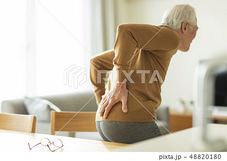 シニア男性 腰痛 48820180