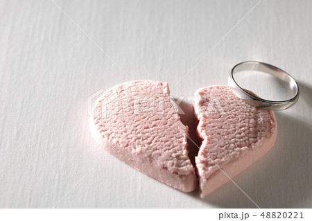 割れたハートと指輪 48820221