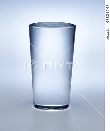 水の入ったグラス 水の入ったグラス 48821547