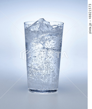 炭酸水の入ったグラス 炭酸水の入ったグラス 48821573