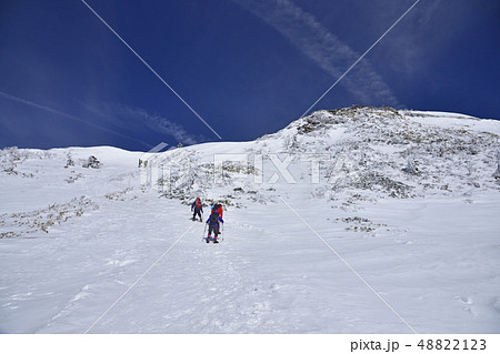 上州武尊山の山頂に向かって雪原を歩く登山者 48822123