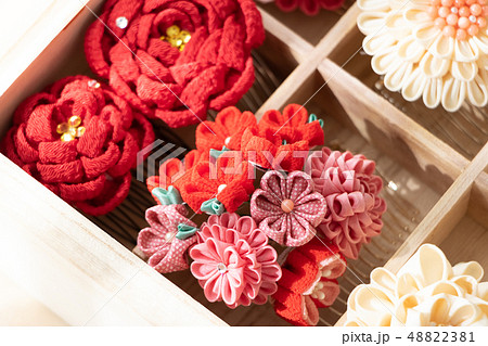 つまみ細工の和装小物の写真素材 4381