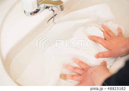 洗濯 ワイシャツ　シミ抜き 48823162