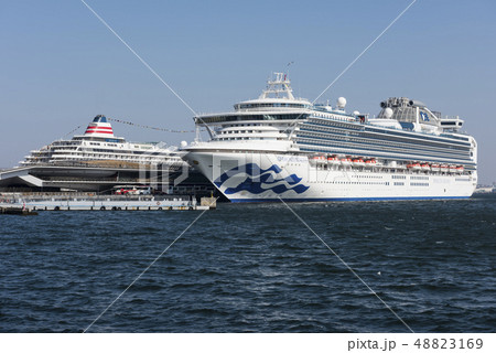 横浜港大さん橋に停泊する豪華客船 48823169