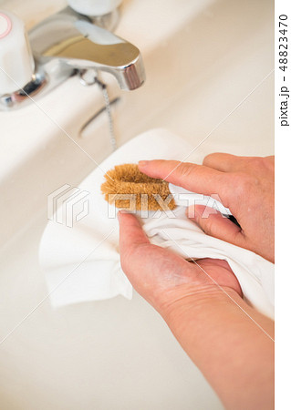 洗濯 ワイシャツ　シミ抜き 48823470