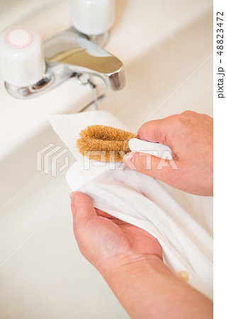 洗濯 ワイシャツ　シミ抜き 48823472