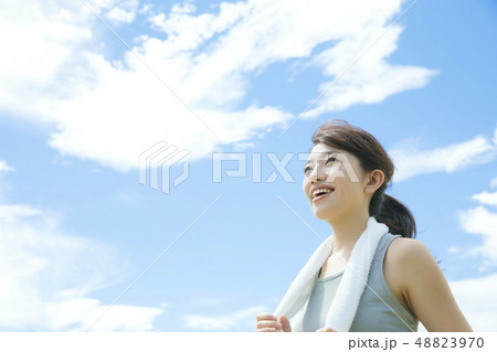 ランニング　ジョギング　マラソン　女性　青空　運動 48823970