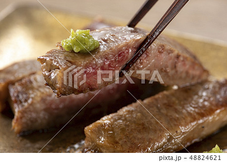 ロースステーキに刻みワサビ ロースステーキに刻みワサビ 48824621