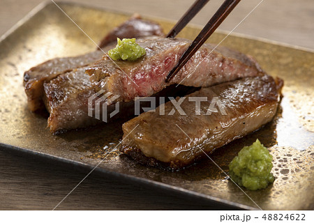 ロースステーキに刻みワサビ ロースステーキに刻みワサビ 48824622