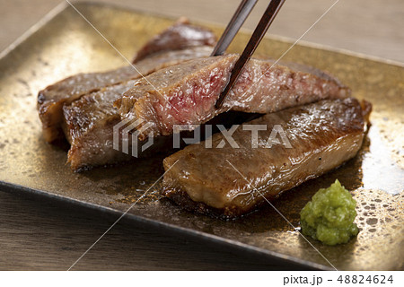 ロースステーキに刻みワサビ 48824624