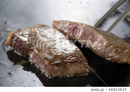 鉄板焼きステーキ カット 48824635