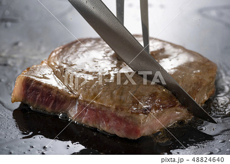 鉄板焼きステーキ カット 48824640