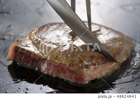 鉄板焼きステーキ カット 48824641