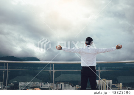 Businessmen are refreshing on the company deck. 48825596