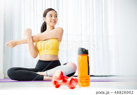 女性 スポーツウェア ヨガの写真素材