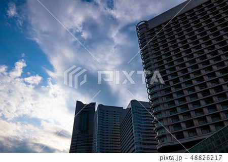 横浜 みなとみらいの空と街並み 2019.03　b 48826217