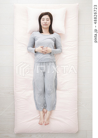 眠る女性・仰向け 48826723