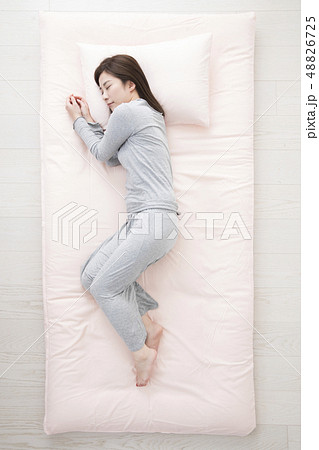 眠る女性・横向きの写真素材 [48826725] - PIXTA