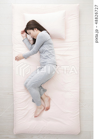 眠る女性・横向き 48826727