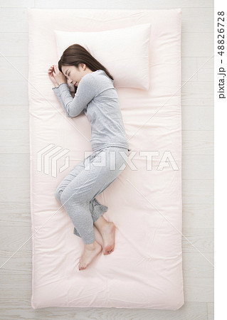 眠る女性・横向きの写真素材 [48826728] - PIXTA