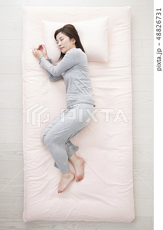 眠る女性 横向きの写真素材
