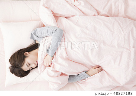 眠る女性 48827198