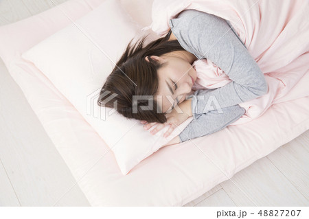 眠る女性の写真素材 4877