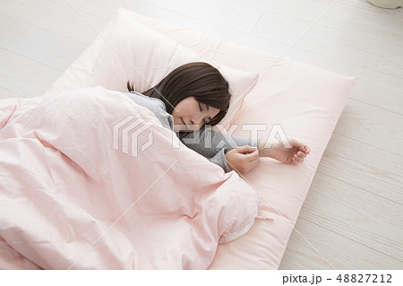 眠る女性 眠る女性 48827212