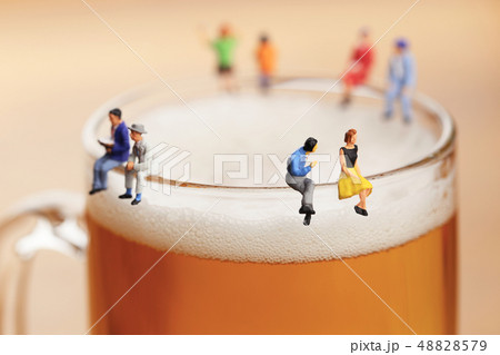 ジョッキのビールと語り合う男女 48828579