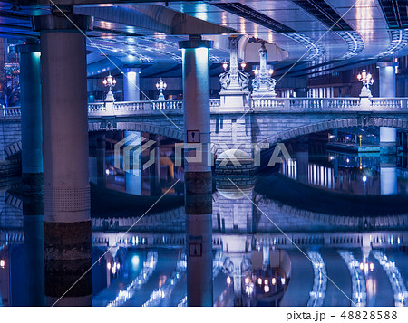 首都高ガード下の日本橋川 48828588