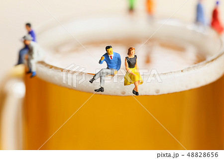 ジョッキのビールと会話すカップル 48828656