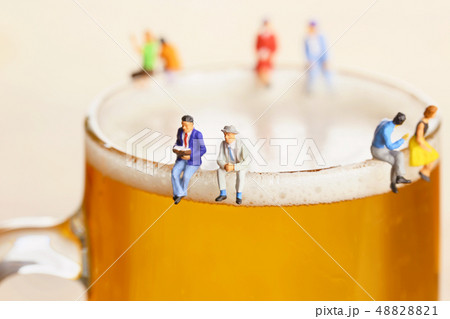 ジョッキのビールと語り合う人々 48828821