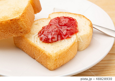 ストロベリージャムのトースト ストロベリージャムのトースト 48828930