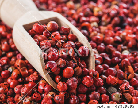 dried pink peppercorn 48829695