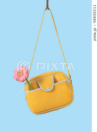 水彩画タッチの幼稚園バッグ 入園式 卒園式のイメージのイラスト素材