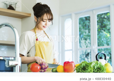キッチン 女性 主婦 家事 ライフスタイル 料理 キッチン 女性 主婦 家事 ライフスタイル 料理 48830440