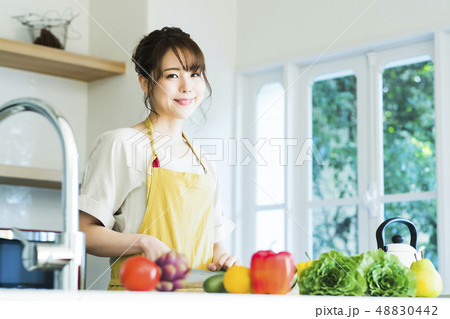 キッチン　女性　主婦　家事　ライフスタイル　料理 48830442