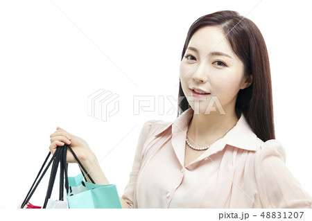 ショッピング 買い物 女性 48831207