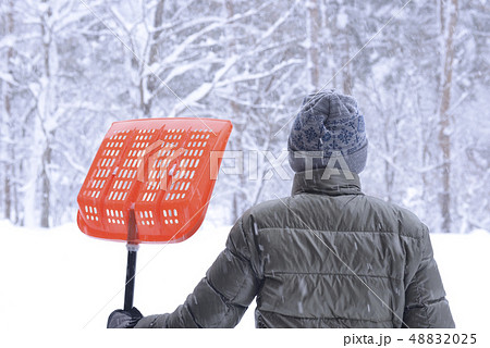 吹雪の中シニアの後ろ姿 48832025
