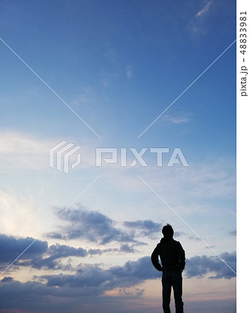 空を見上げる人のシルエット 夕暮れ時の青空バックの写真素材 4981