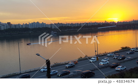 漢江 川沿いの道 夕焼け 48834674