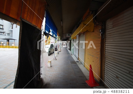 アーケードのあるシャッター街 48838211
