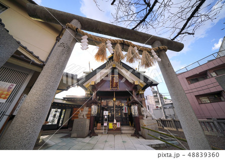 日本の東京都市景観　鶯谷駅・ホテル街の中にある元三島神社 48839360