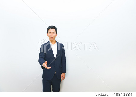 日本人 握手を求めるポーズの写真素材 4414